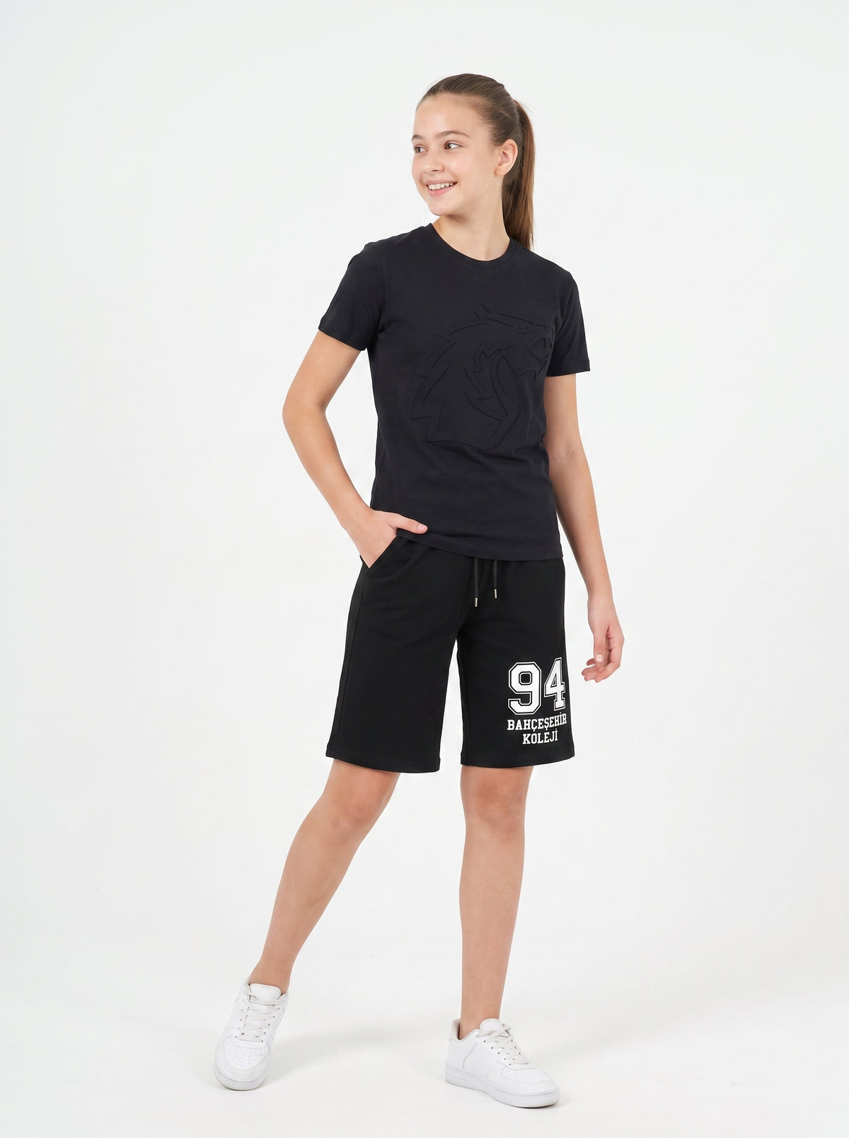 Bahçeşehir Koleji Red Dragons Kabartmalı T-Shirt + Beyaz Baskılı Siyah Şort Kombini