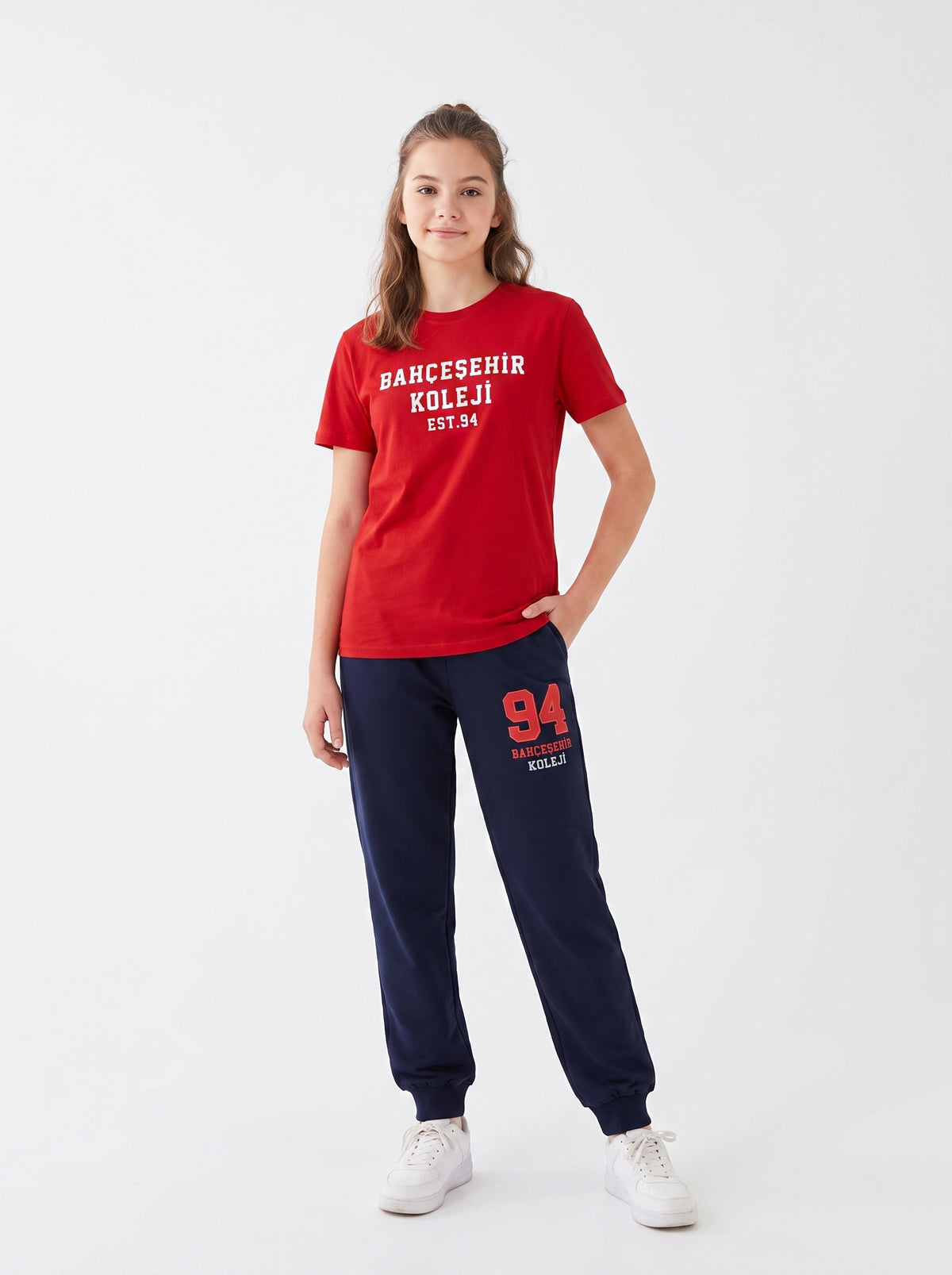 Bahçeşehir Koleji Özel Tasarım Beyaz Sweatshirt + Kırmızı EST 94 T-Shirt + Eşofman Altı Kombini